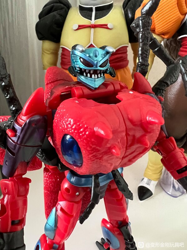 Transformers Legacy Predacon Inferno Voyager In Hand Fiture Image  (4 of 12)